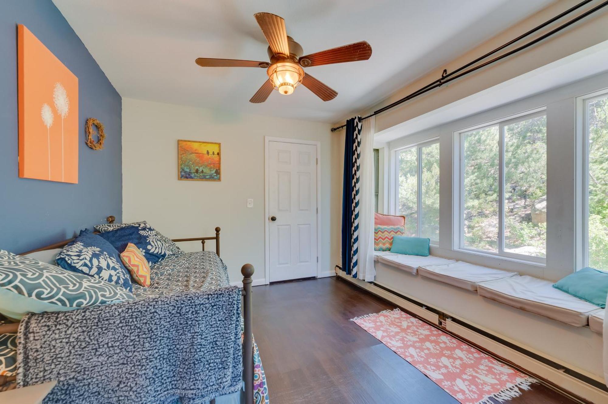 Stunning Golden Home With Deck About 35 Mi To Denver! Εξωτερικό φωτογραφία