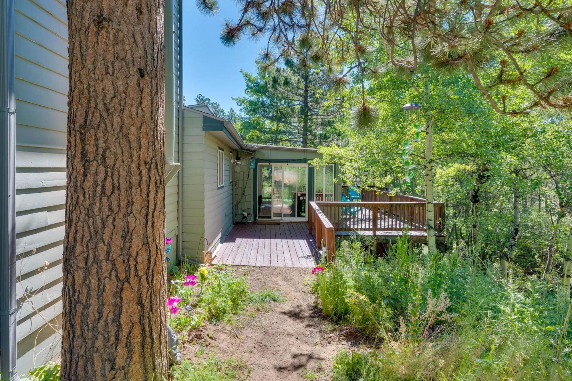 Stunning Golden Home With Deck About 35 Mi To Denver! Εξωτερικό φωτογραφία