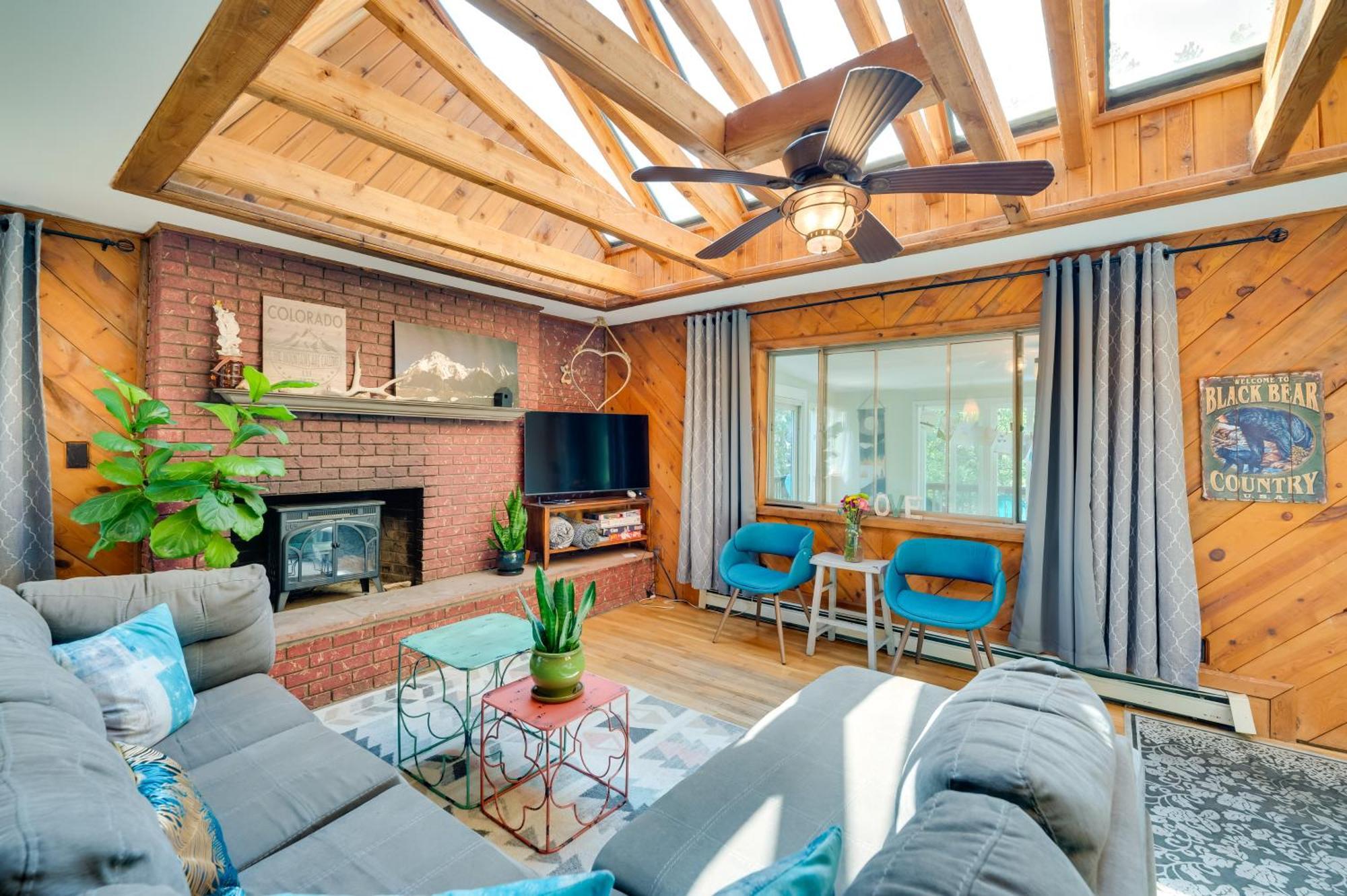Stunning Golden Home With Deck About 35 Mi To Denver! Εξωτερικό φωτογραφία